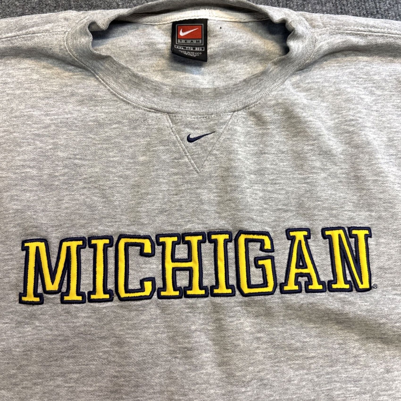 Nike VINTAGE Nike Team Center Swoosh Michigan Football Crewneck Sweatshirt 2XL Gray Mens Sweatshirt Size US XXL / EU 58 / 5 - 2 Thumbnail