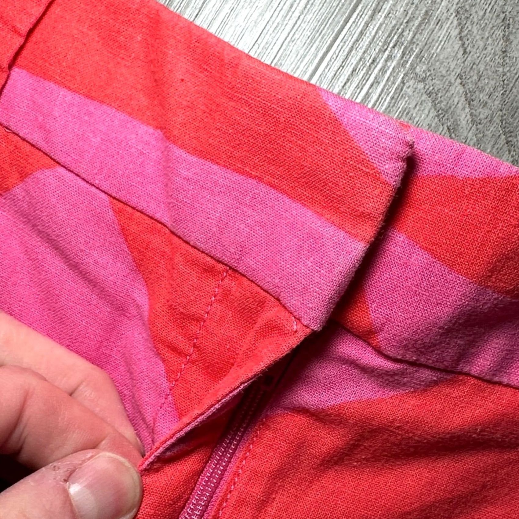 Loft VINTAGE LOFT Ann Taylor Geometric Linen Blend The Riviera Shorts Pink Red 8 Women Regular 8 Short 13" fade dot Mens? Size 30" / US 8 / IT 44 - 5 Thumbnail