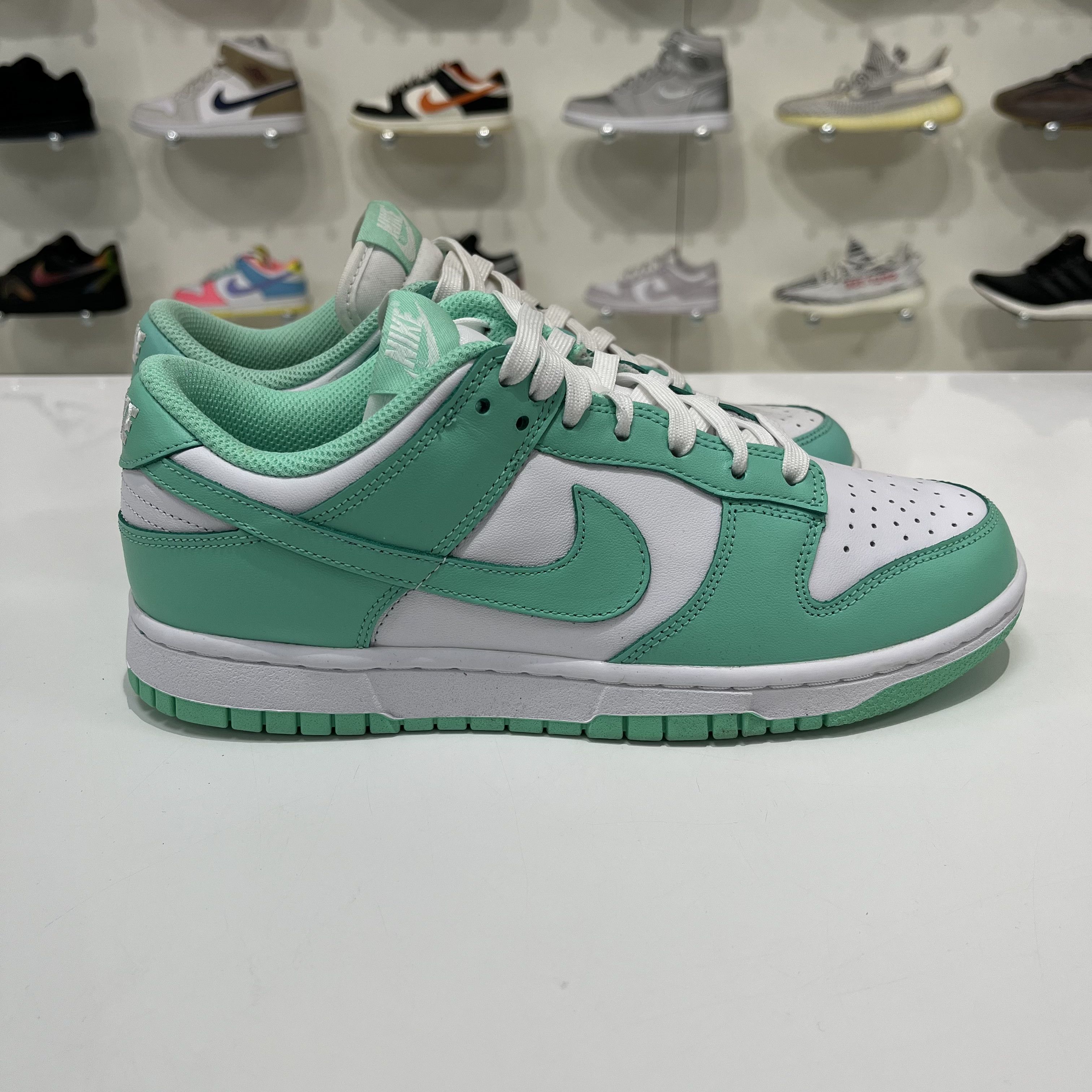 Nike Nike dunk low green glow Size US 8.5 / EU 41-42 - 4 Thumbnail