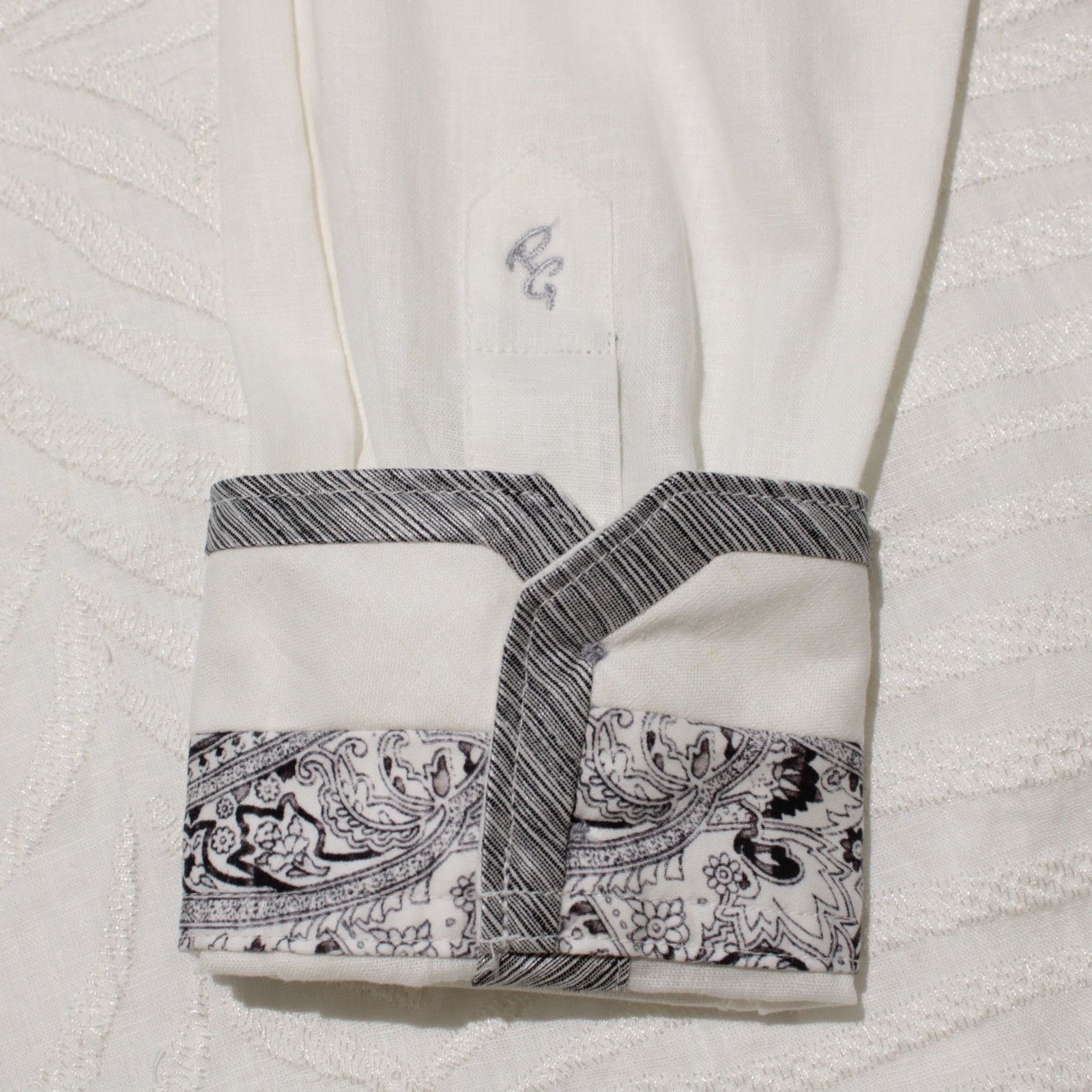 Robert Graham Robert Graham New with tags Shirt Size M US In White Size US M / EU 48-50 / 2 - 5 Thumbnail