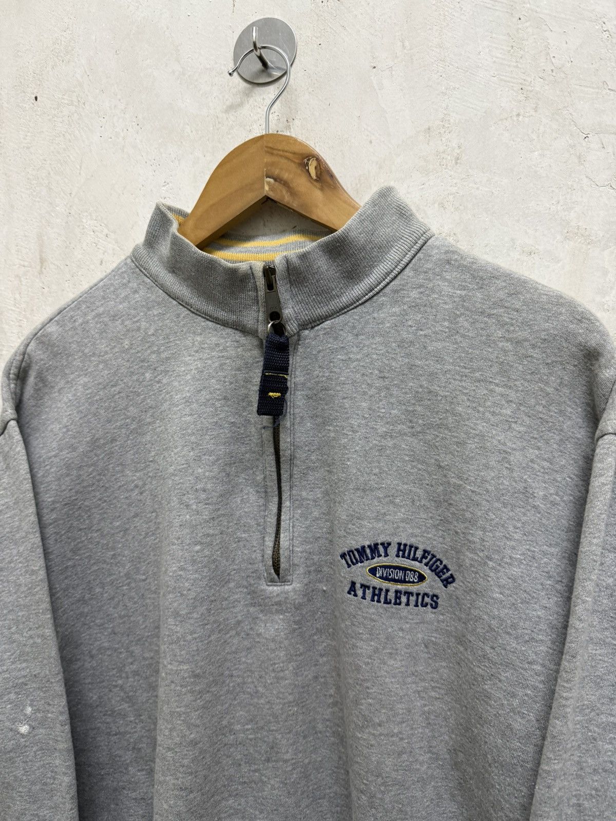 Tommy Hilfiger Distressed Tommy Hilfiger Spell Out Half Zipper Sweatshirt Size US L / EU 52-54 / 3 - 2 Thumbnail
