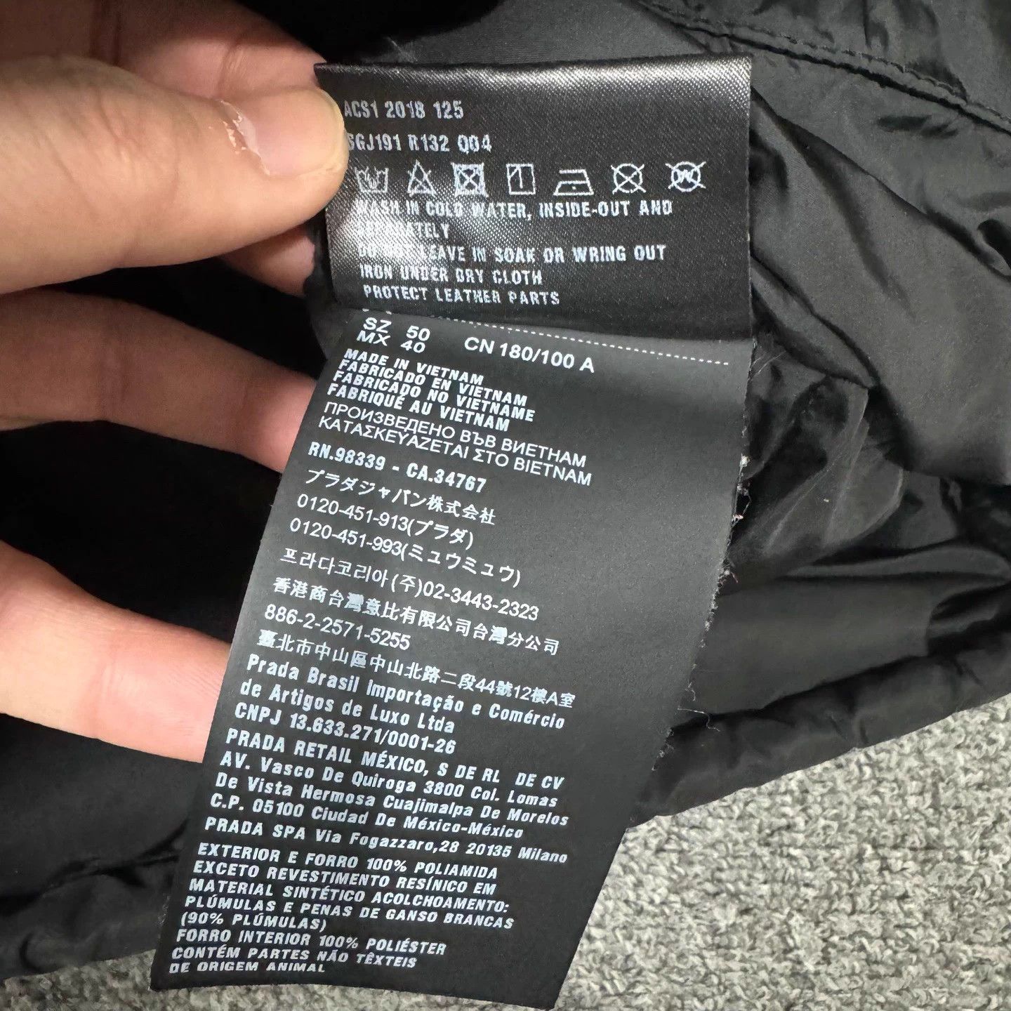 Prada Prada black triangle logo puffer vest 50 mint Size US M / EU 48-50 / 2 - 4 Thumbnail