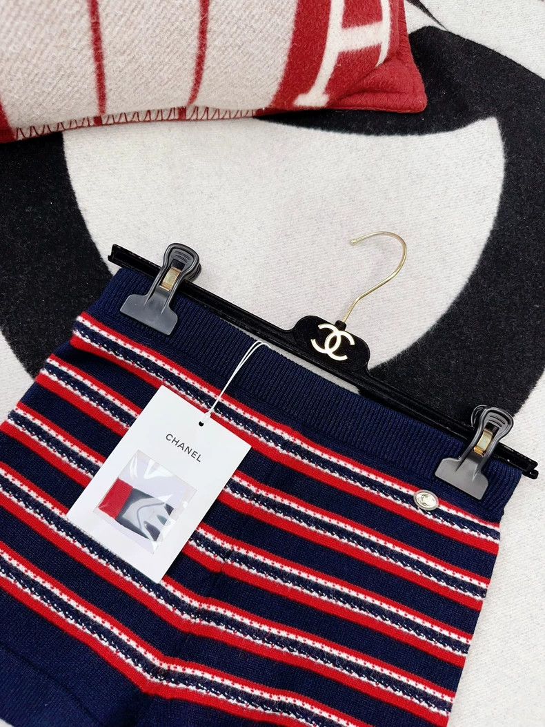 Chanel Chanel 21C red and black knitted striped shorts Size 42" / US 20 - 6 Thumbnail