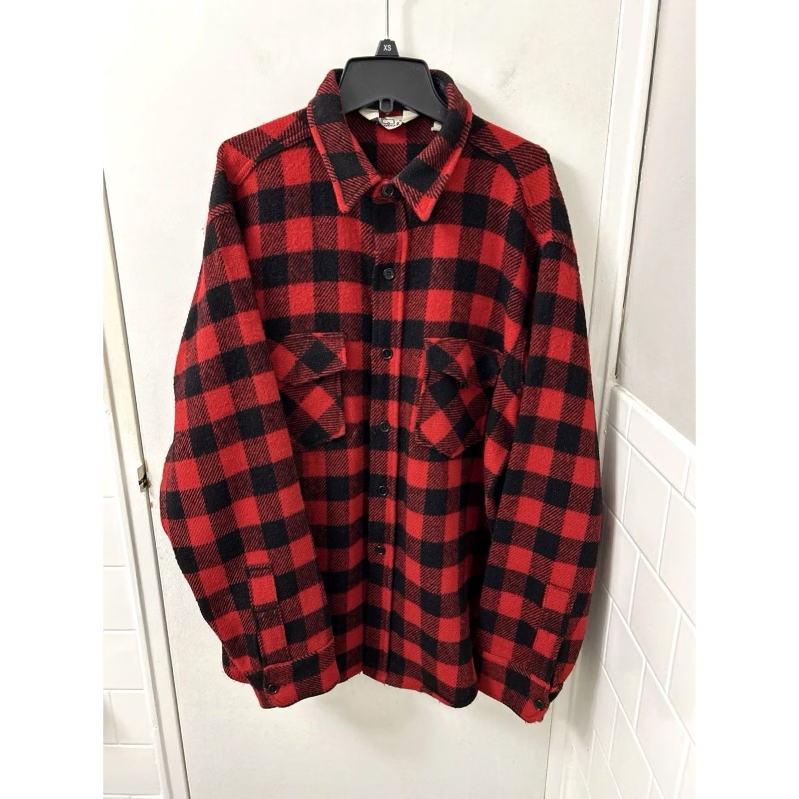 Vintage VINTAGE Woolrich Flannel Shirt Mens L Black Red 85% Wool Made in USA L/S Shirts Woolrich Shirt Men's Red Plaid Heavyweight Pockets 85% Wool Nylon USA Size US L / EU 52-54 / 3 - 2 Thumbnail