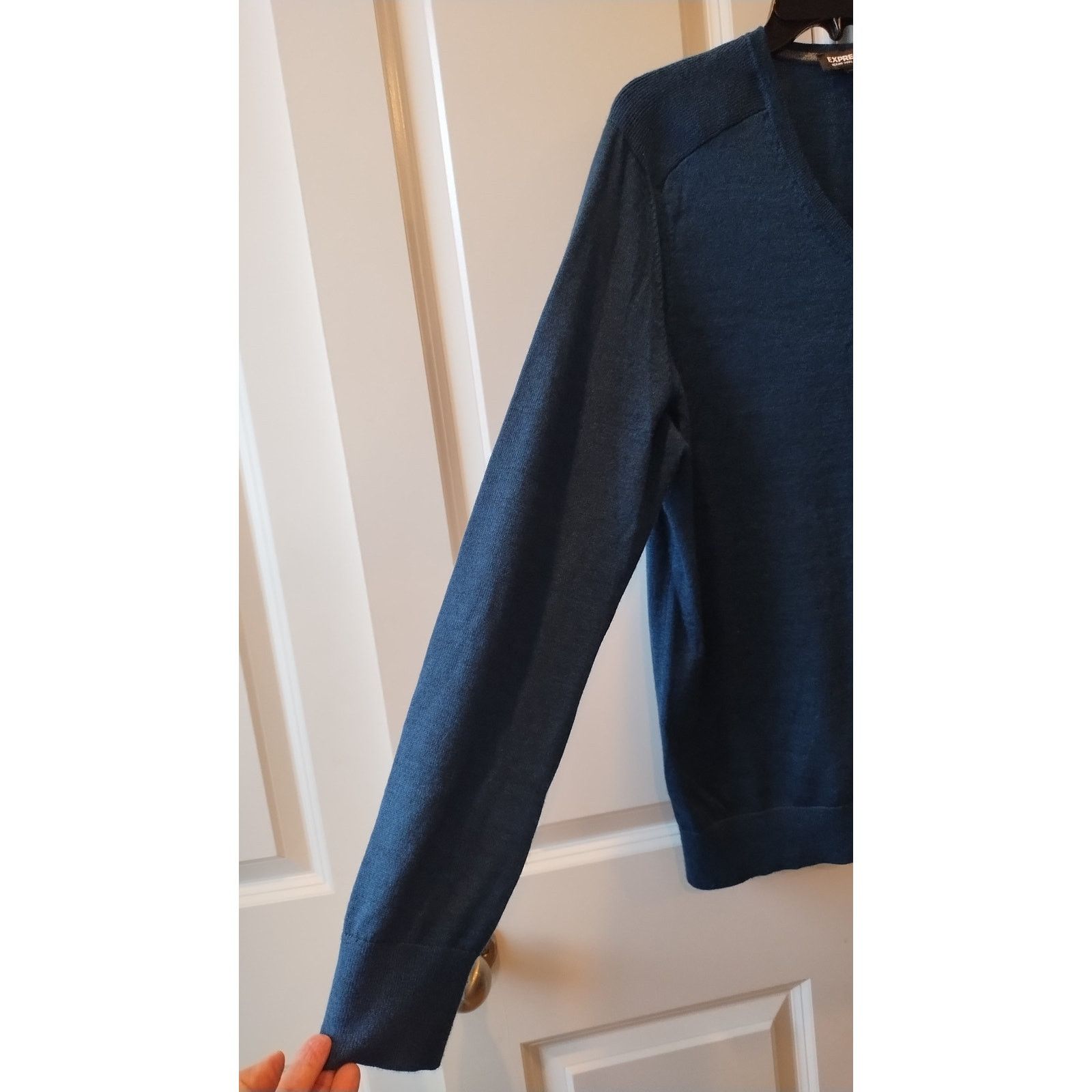 Express Express Solid Merino Wool V-neck Men sweater Casual Large Size US L / EU 52-54 / 3 - 4 Thumbnail
