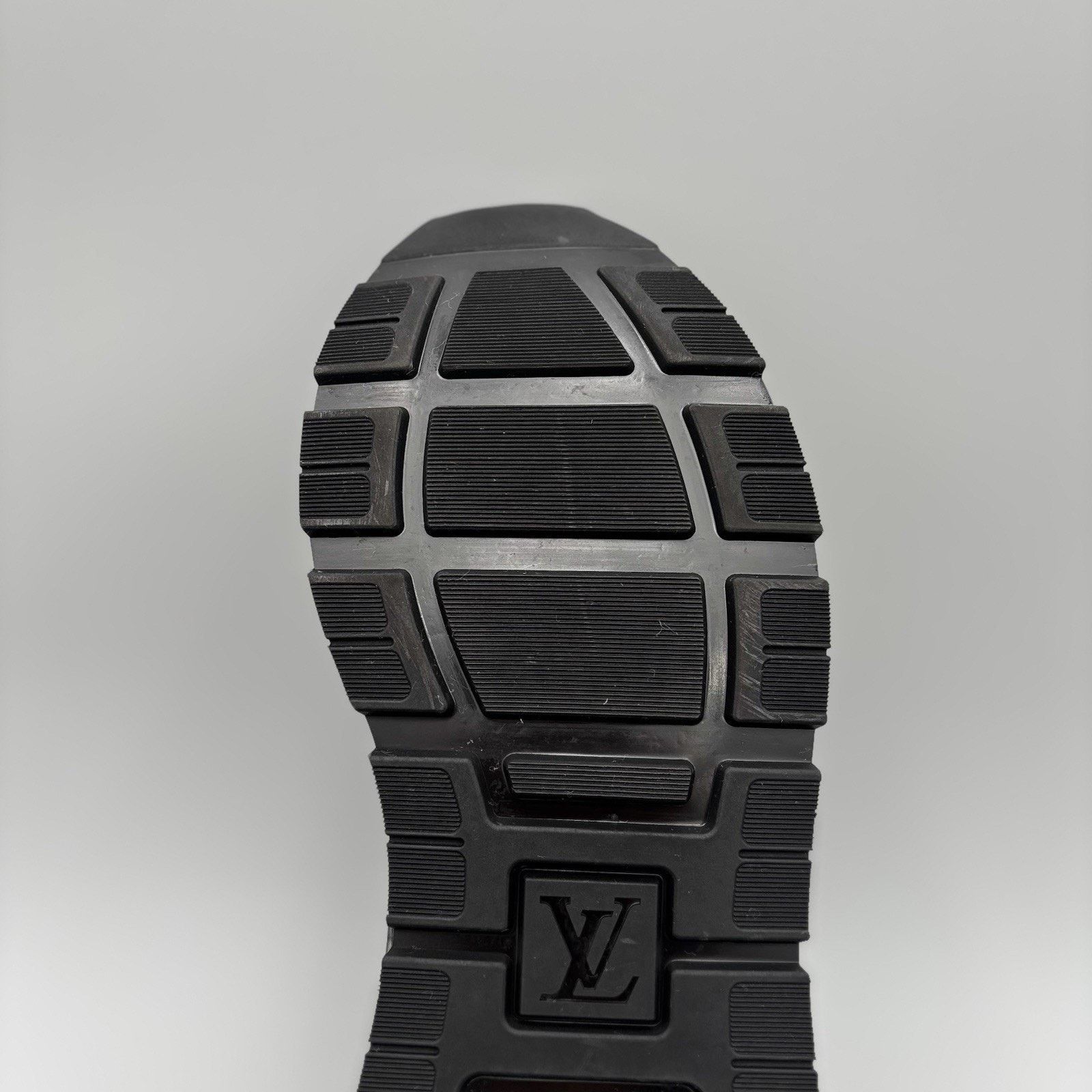 Louis Vuitton (9-9.5 US) Louis Vuitton Run Away Low ' Black ' | EXCELLENT! Size US 9.5 / EU 42-43 - 18 Thumbnail