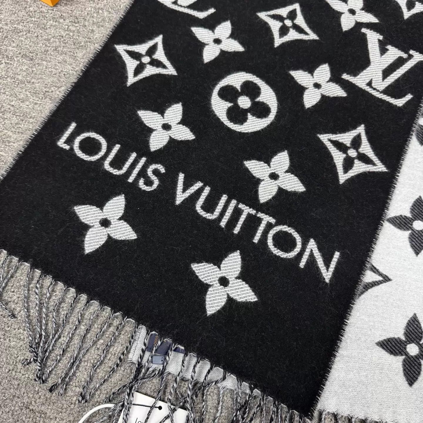 Louis Vuitton LV Double Sided Monogram Wool Scarf Size ONE SIZE - 4 Thumbnail