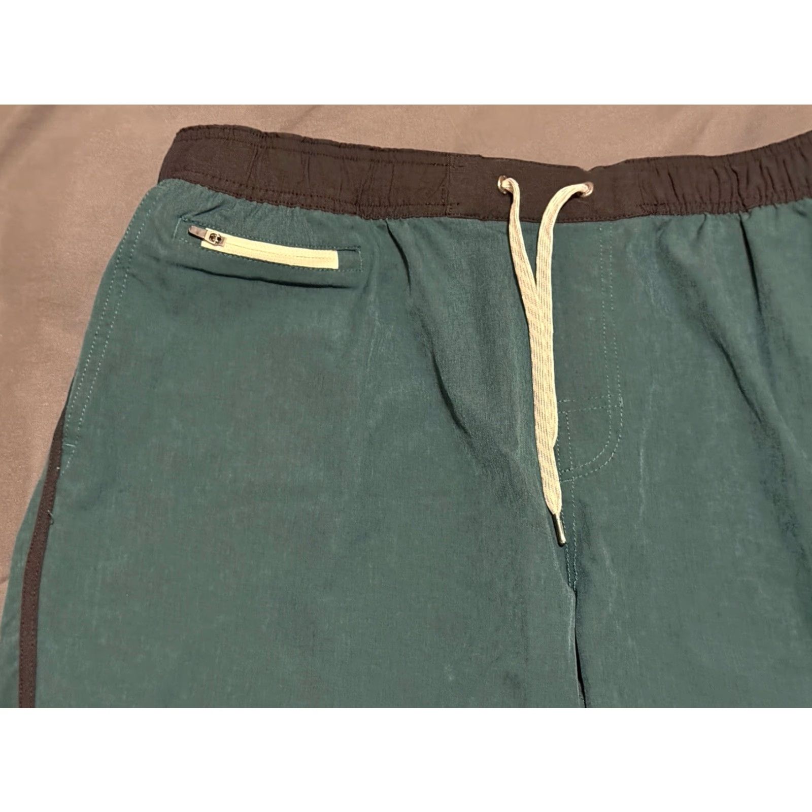 Vuori Vuori Banks Shorts 7.5" Inseam Green XXL Athletic Pockets Drawstring Size US 39 - 2 Thumbnail