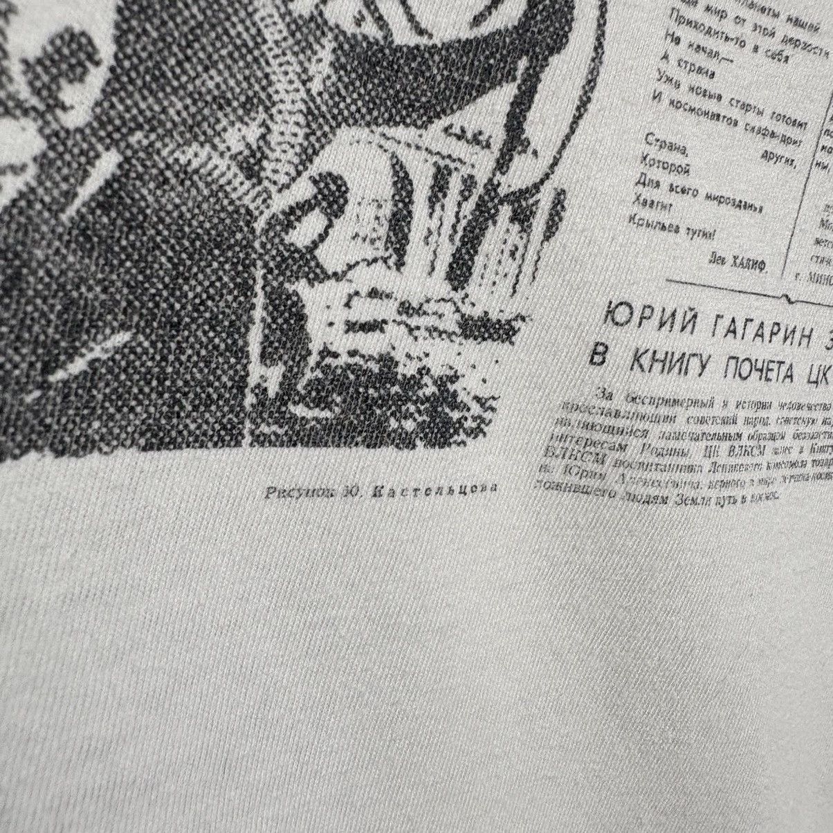Vintage Vintage Yuri Gagarin Cccp Military News Graphic T-Shirt Size US L / EU 52-54 / 3 - 5 Thumbnail