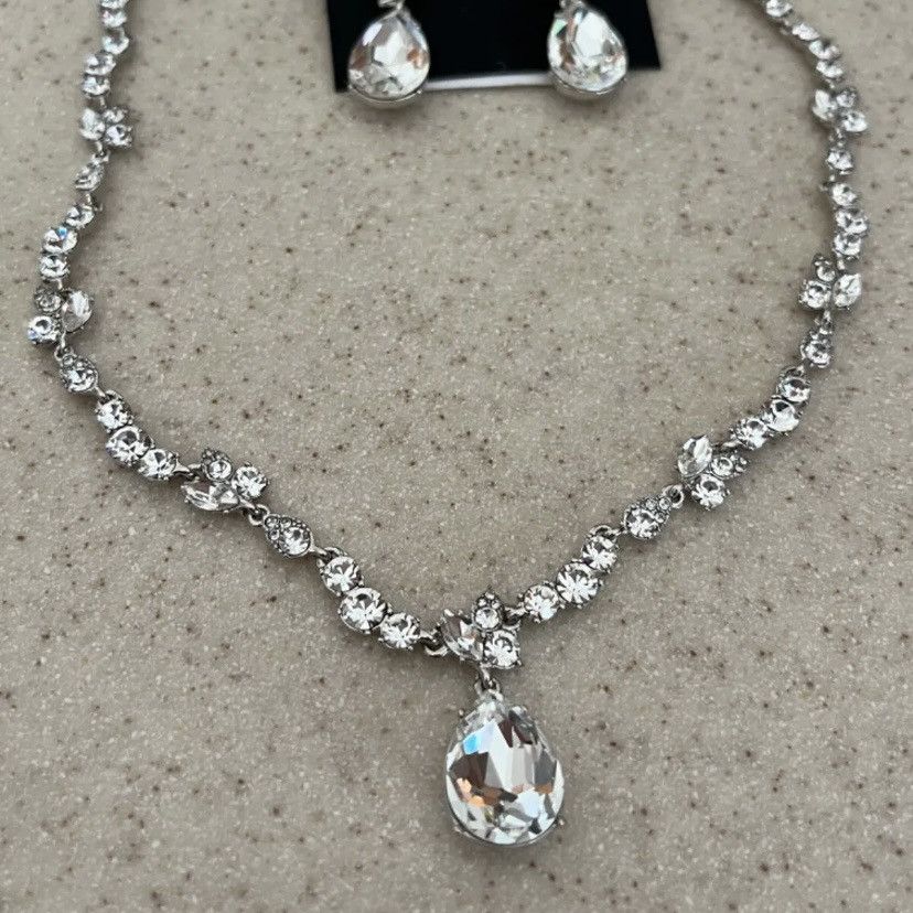 *BUNDLE* Givenchy Necklace + Earrings