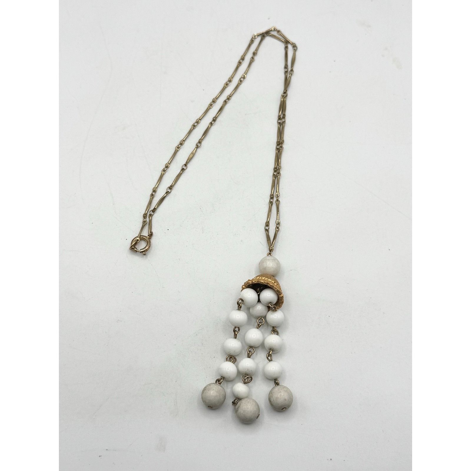 Vintage Vintage milk glass tassel pendant necklace Size ONE SIZE - 2 Thumbnail