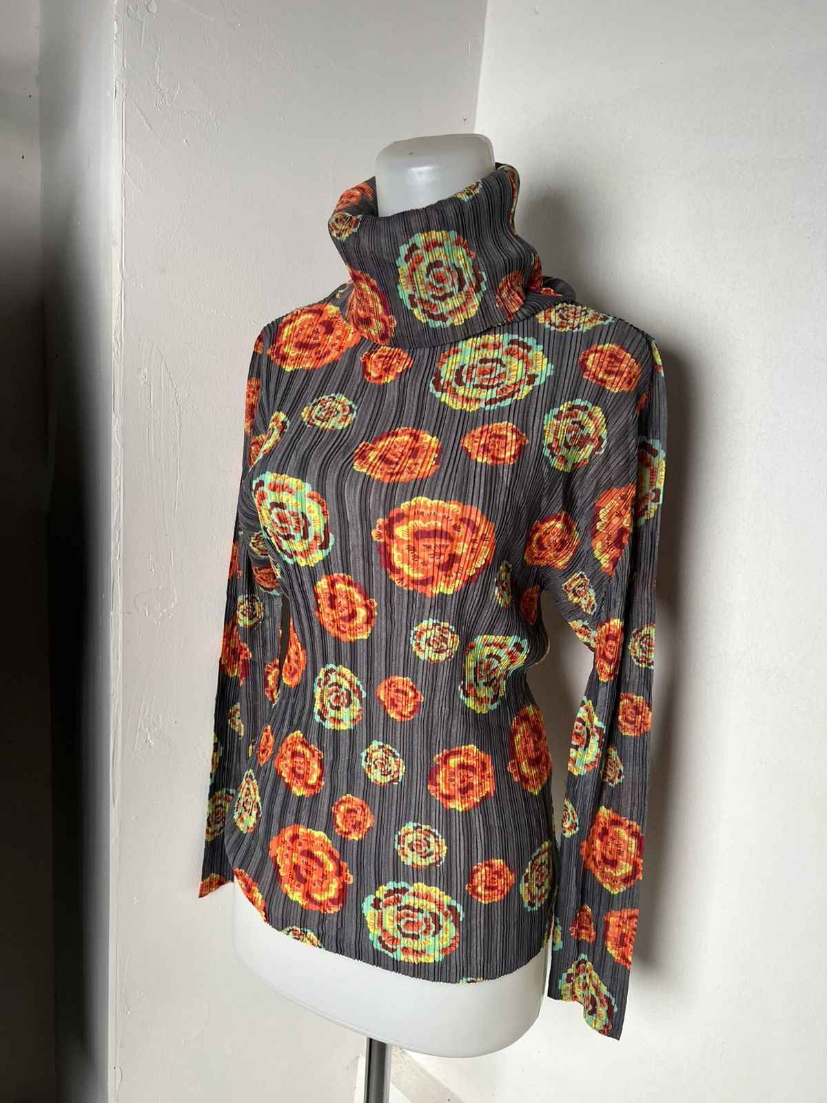 Pleats Please Issey Miyake Pleats Please Issey Miyake Roses High Neck Longsleeve Size US M / EU 48-50 / 2 - 1 Thumbnail