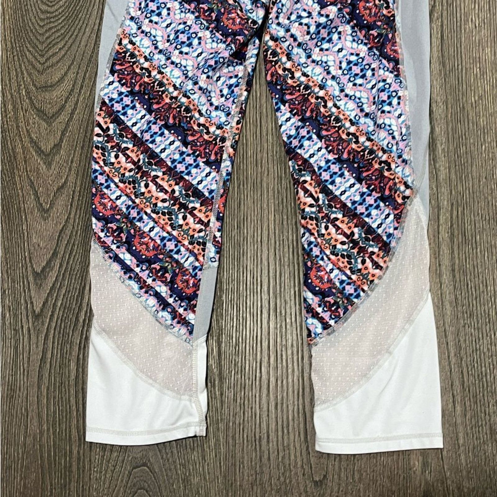 Athleta Athleta Nomad Salutations Cropped Mid Rise Bohemian Gray Size 26" / US 2 / IT 38 - 8 Thumbnail