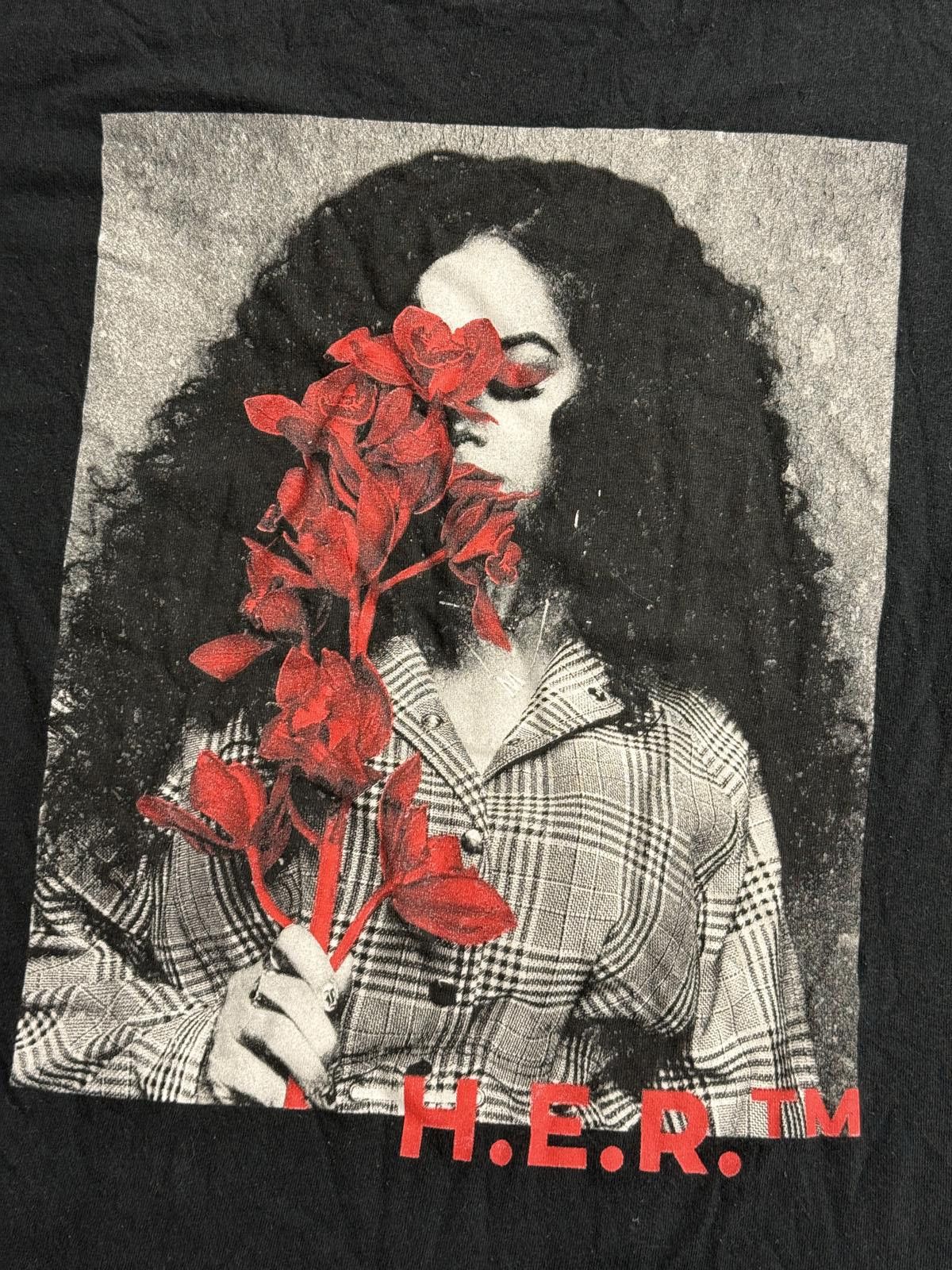 Hermes H.E.R. Singer T-shirt - Red Roses Her Portrait Singer Tee -L Size US L / EU 52-54 / 3 - 3 Thumbnail