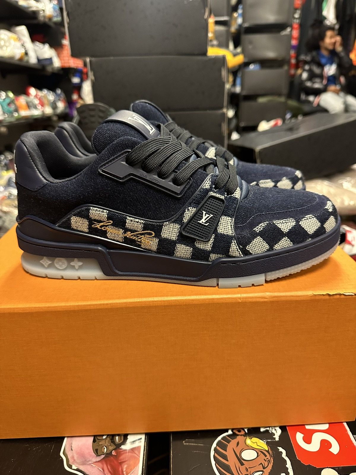 Louis Vuitton Louis vuitton damier pre owned size 8 low trainer navy Size US 8 / EU 41 - 2 Thumbnail