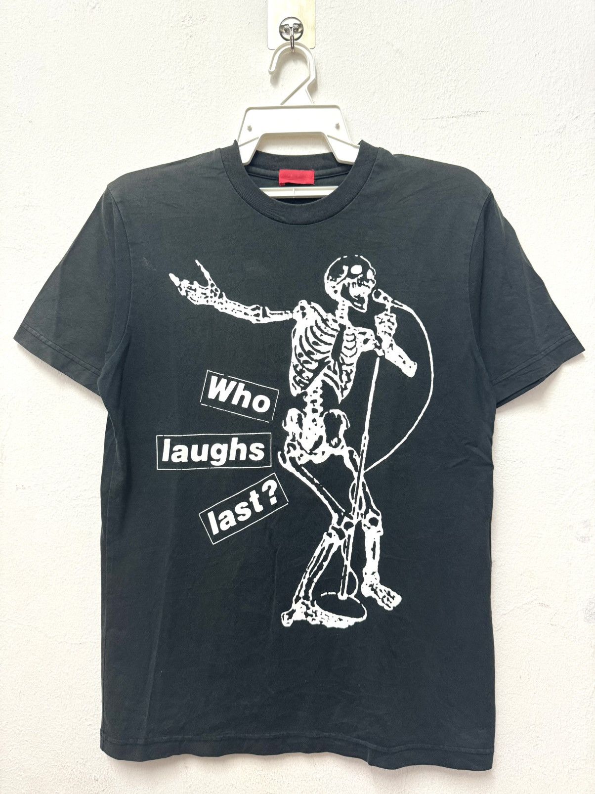Barbara Kruger × Vintage Vintage Barbara Kruger Skull Who Laughs Last T shirt Size US M / EU 48-50 / 2 - 1 Thumbnail