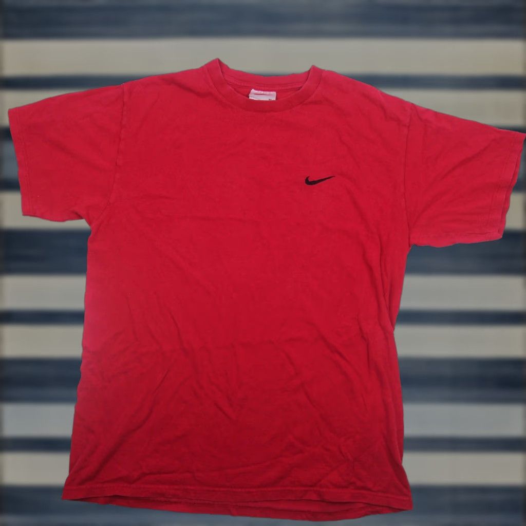 Nike VINTAGE Nike Men's T-Shirt Red M Classic Swoosh Shirt Mens Limited 90s Size US M / EU 48-50 / 2 - 1 Thumbnail