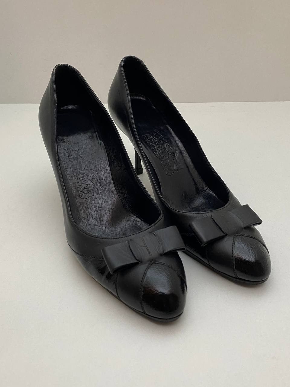 パンプス SALVATORE FERRAGAMO BLACK LEATHER MARA PUMPS LEATHER BLACK PUMPS MARA パンプス SALVATORE FERRAGAMO