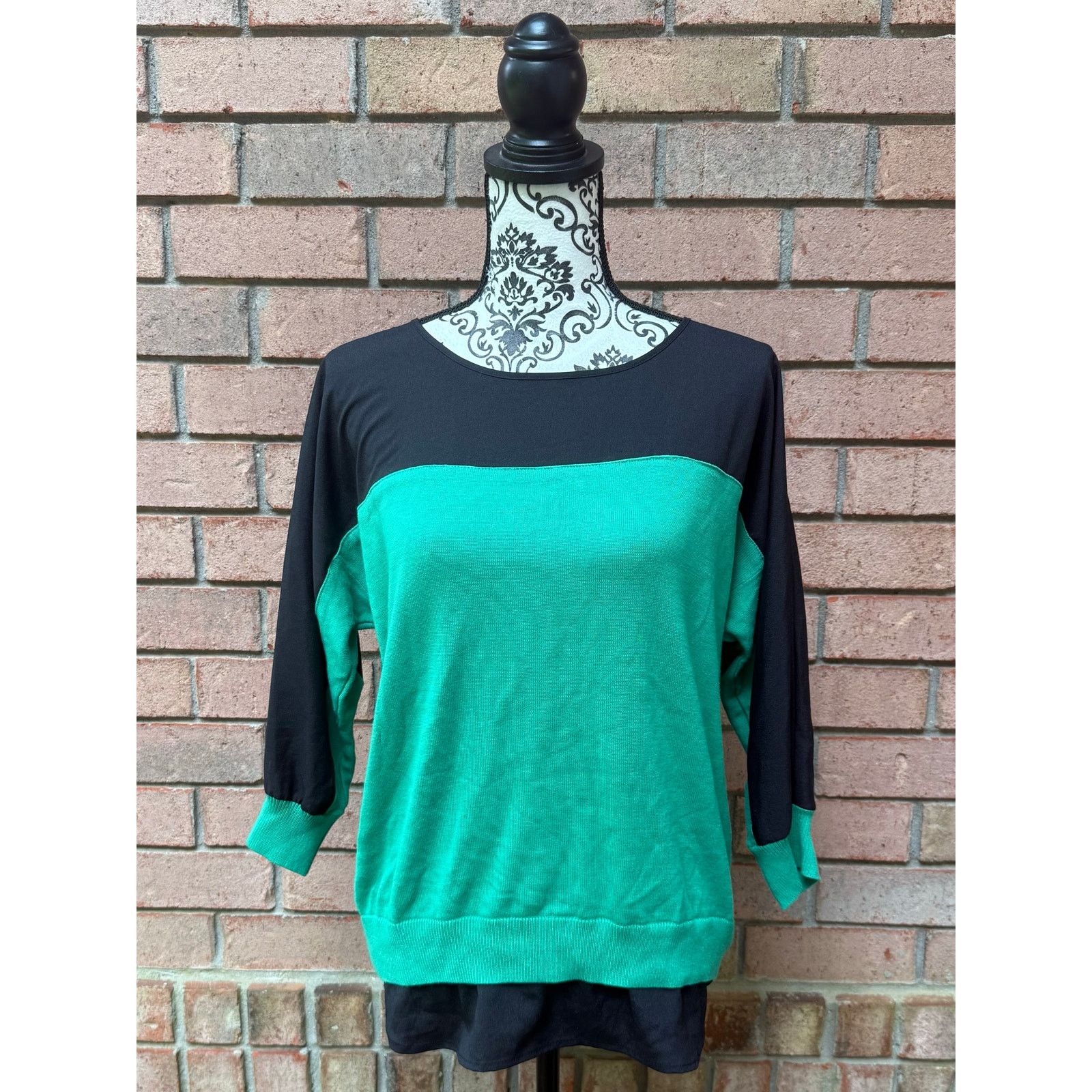 Calvin Klein EUC Calvin Klein Navy Green Colorblock Sweater Size Small Size S / US 4 / IT 40 - 1 Thumbnail