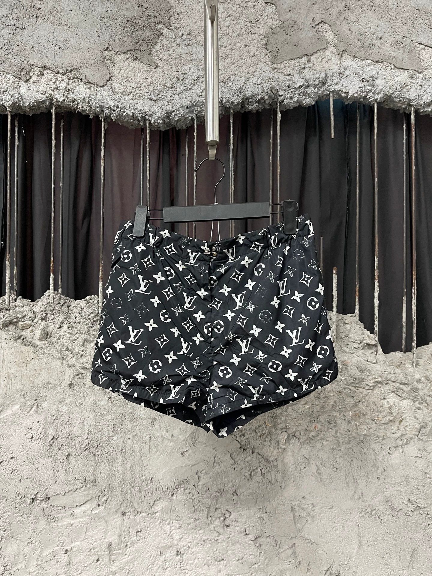 Louis Vuitton lv monogram short 36 Size 26" / US 2 / IT 38 - 1 Thumbnail