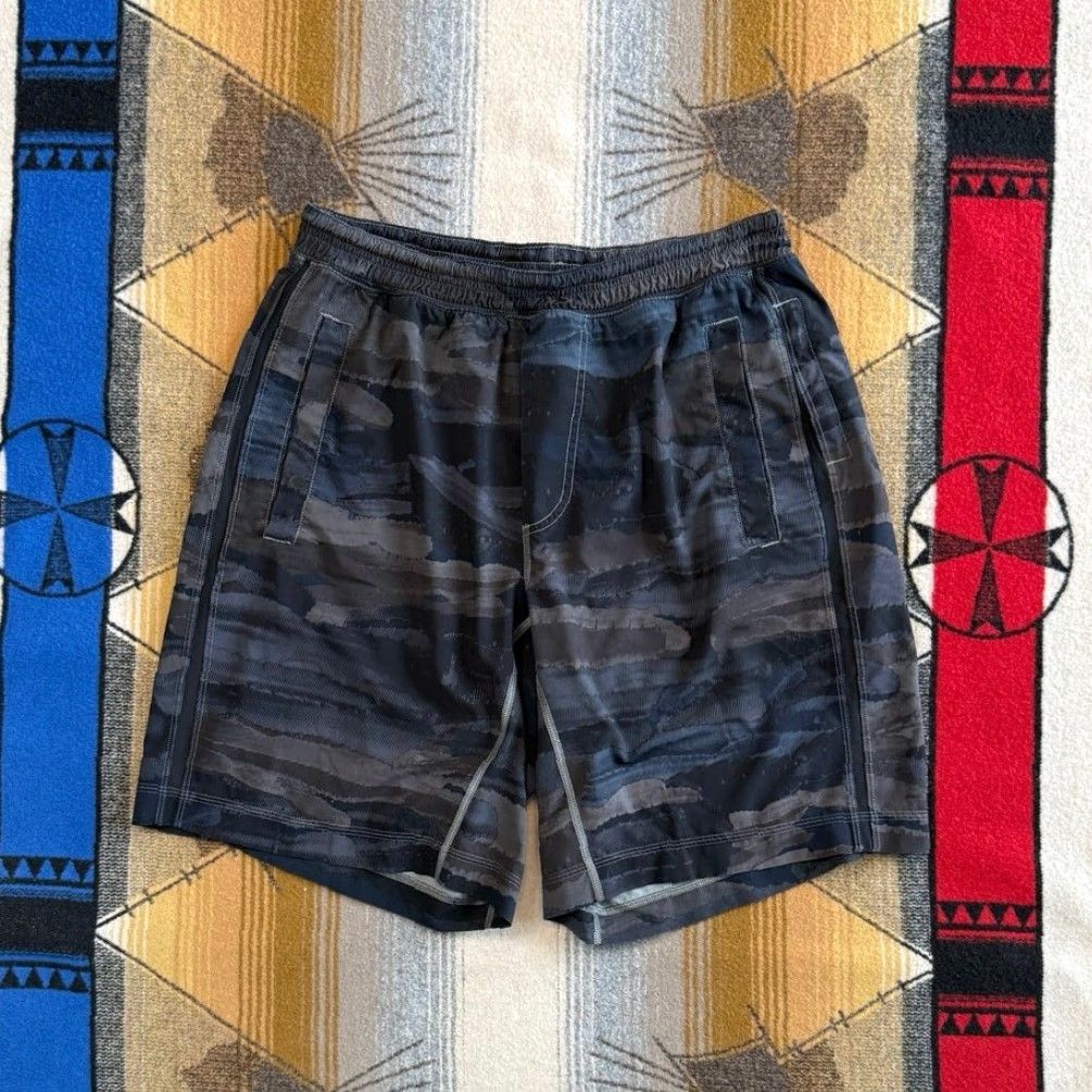Lululemon VINTAGE? Men’s Lululemon Workout Gym Shorts Camouflage Black M Inseam 9 in Regular Athletic Activewear Mens Medium Camouflage Pattern Volume? Size US 31 - 2 Thumbnail