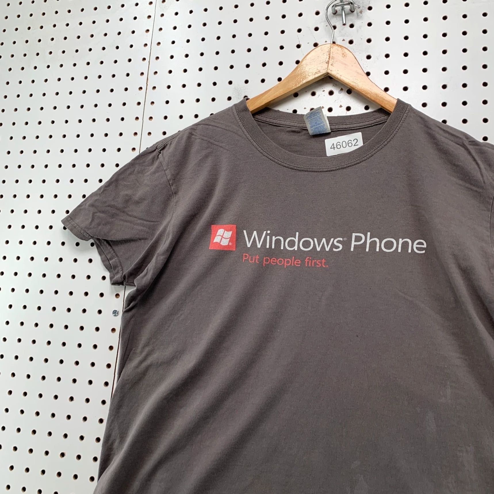 Gildan VINTAGE Windows Phone Shirt Mens Large Gray Short Sleeve Cyber Punk Skater Grunge Size US L / EU 52-54 / 3 - 5 Thumbnail