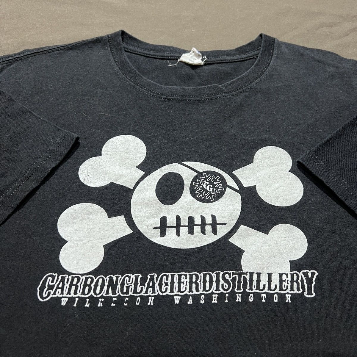 Vintage Y2K Carbon Glacier Distillery Promo Tee graphic streetwear Size US XL / EU 56 / 4 - 1 Thumbnail