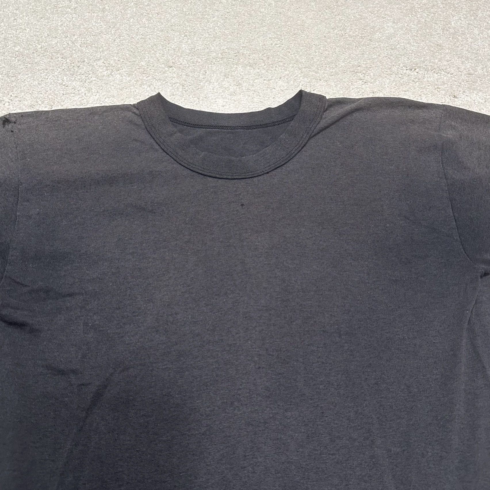Hanes VINTAGE Kiss Hot In The Shade T Shirt Mens Small Black 90s Single Stitch Size US S / EU 44-46 / 1 - 3 Thumbnail