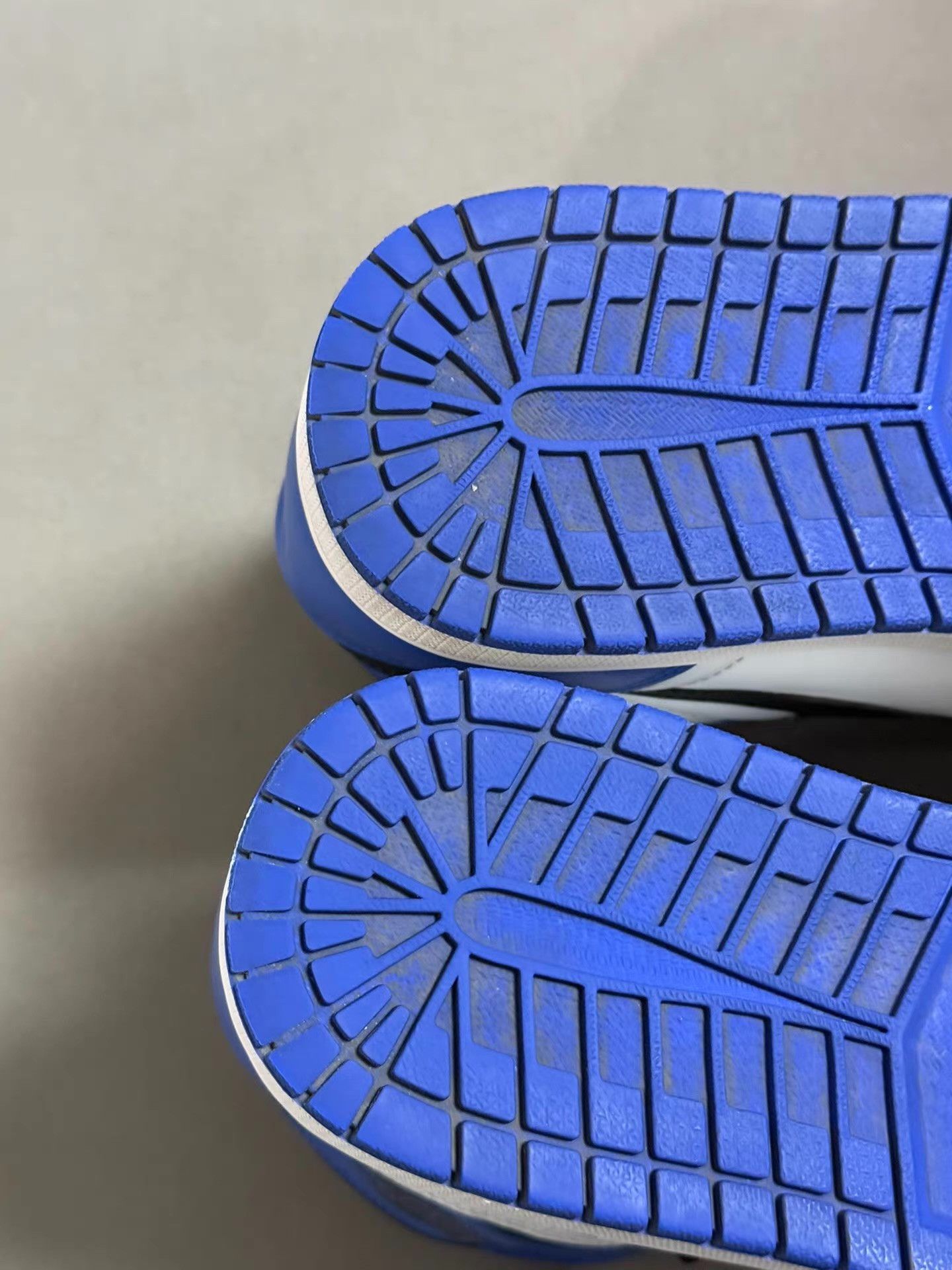 Nike Air Jordan 1 Retro High Game Royal basketball shoes。 Ｑ20 Size US 10.5 / EU 43-44 - 5 Thumbnail