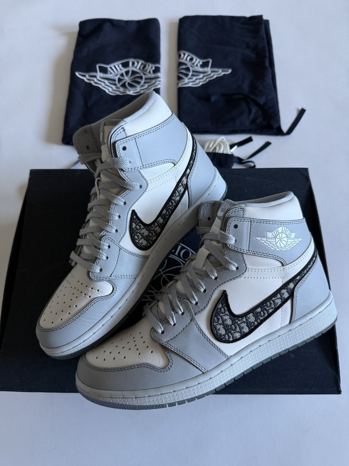 Dior × Jordan Brand Dior x Air Jordan 1 High Size US 9 / EU 42 - 1 Thumbnail