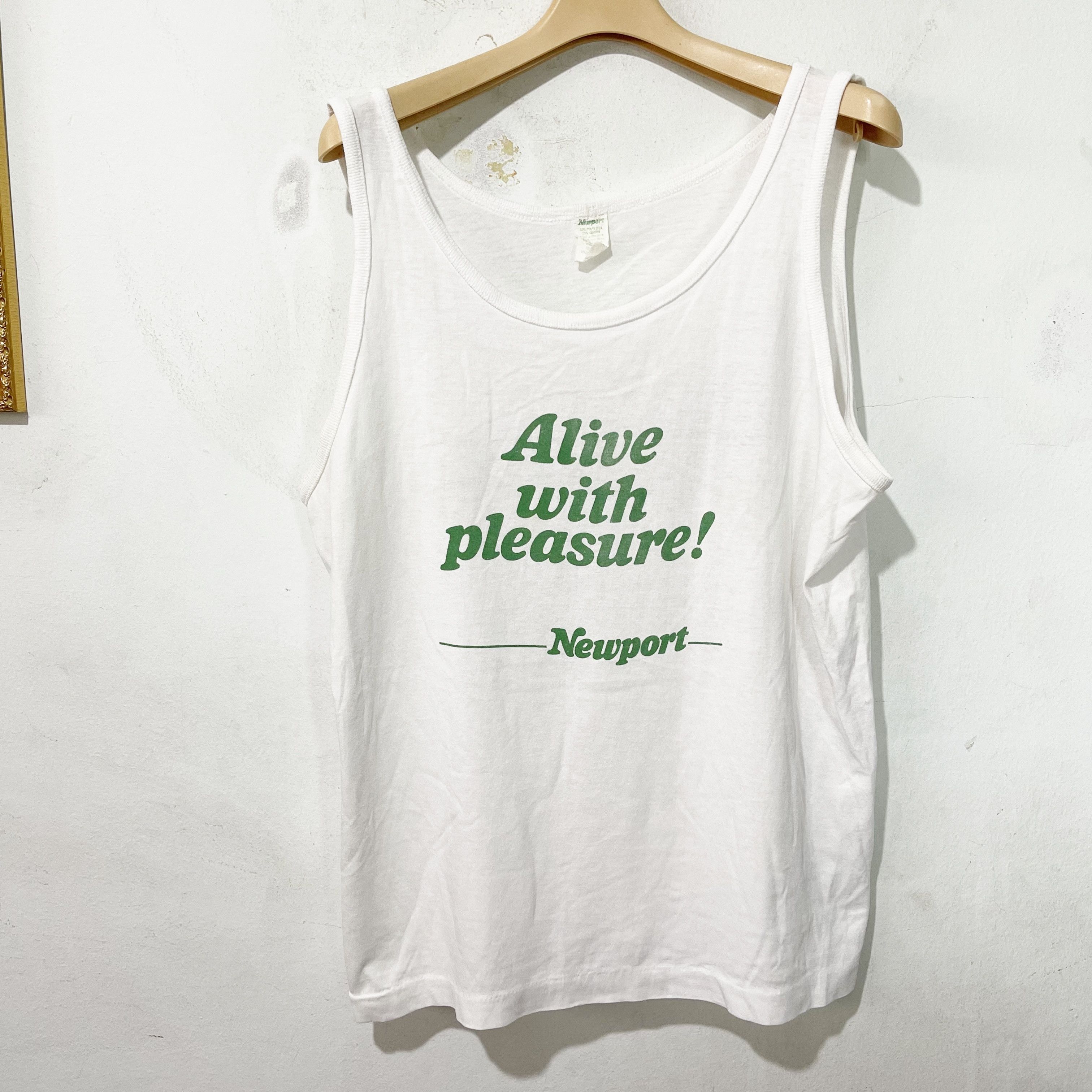 Vintage Vintage 90s Newport Alive With Pleasure Tank Top Shirt Size US L / EU 52-54 / 3 - 1 Thumbnail