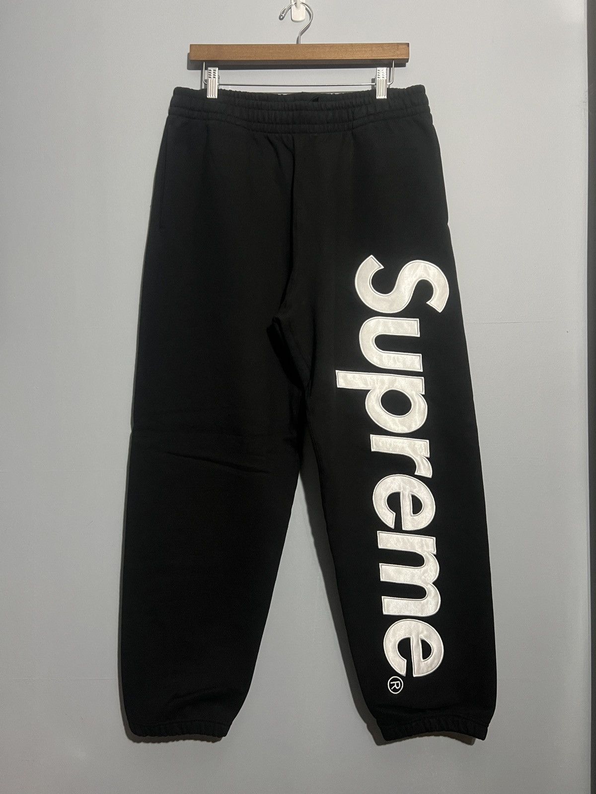 Shops Supreme sweatpants, black, medium