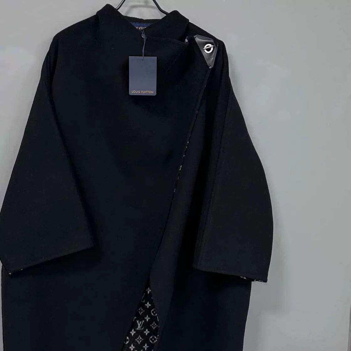Louis Vuitton LV Monogram Lined Wool Cape Size 32 New w/ Tags Size XXS / US 00 / IT 34 - 2 Thumbnail