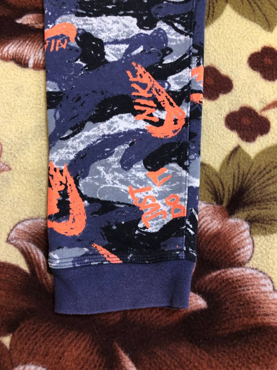 Nike Nike (kids XL) Boy's Club Fleece Printed Joggers Size US 29 - 13 Thumbnail