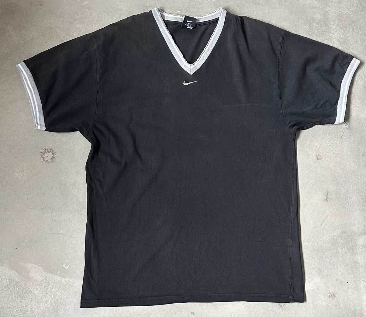 VINTAGE NIKE V NECK CENTRE SWOOSH TEE