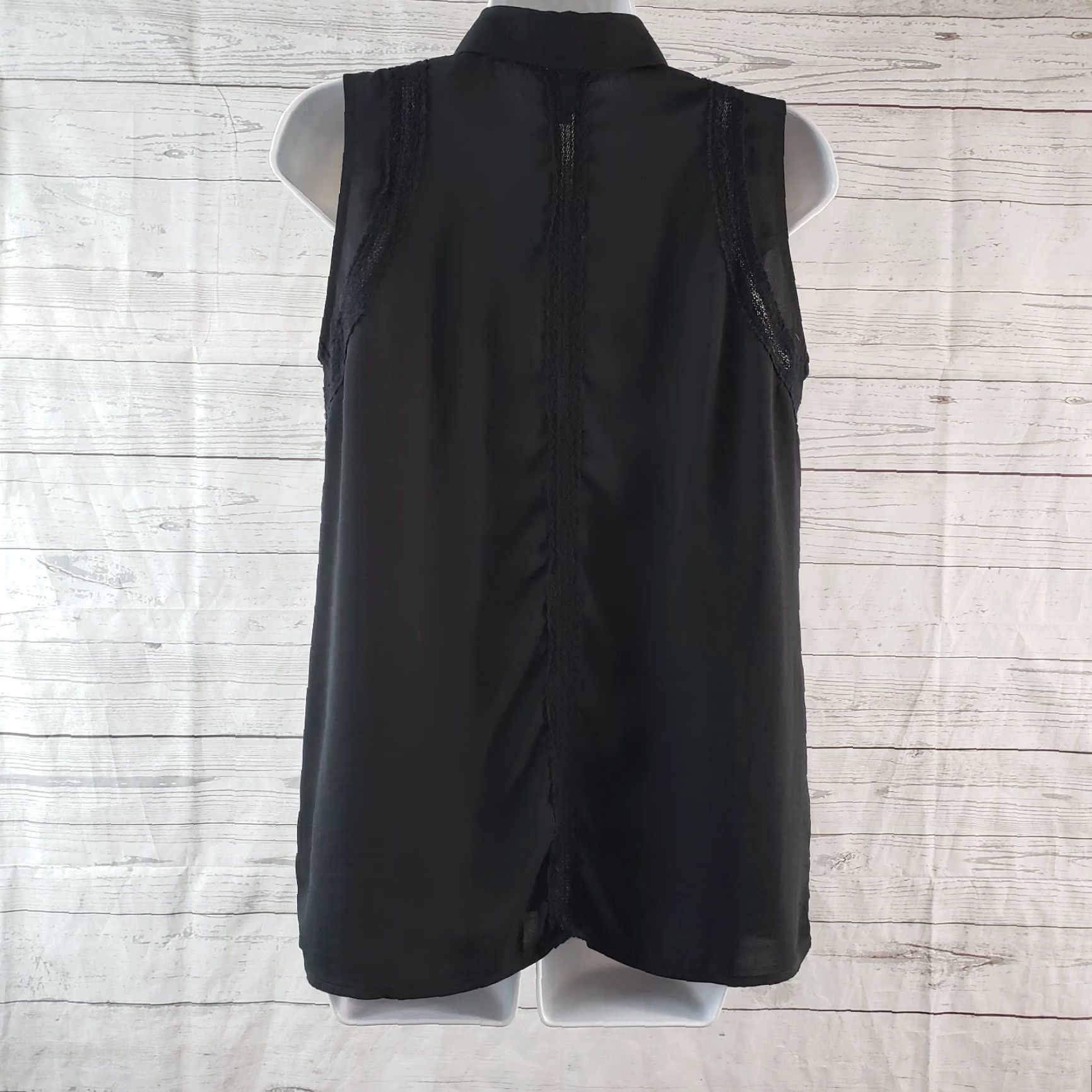 Vintage Cabi 3266 Womens Jagger Button Front Top Blouse Sleeveless Lace Black 5.0 oz Polyester Small Shirt Womens Size S Size S / US 4 / IT 40 - 4 Thumbnail