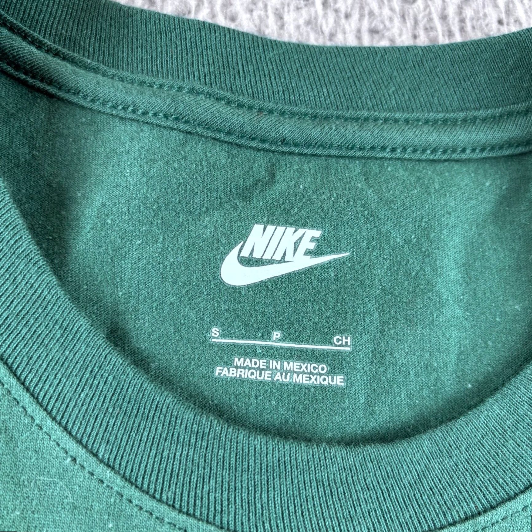 Nike Nike T Shirt Mens S Green Happy Holidays Christmas Tree Graphic Print Tee Size US S / EU 44-46 / 1 - 2 Thumbnail