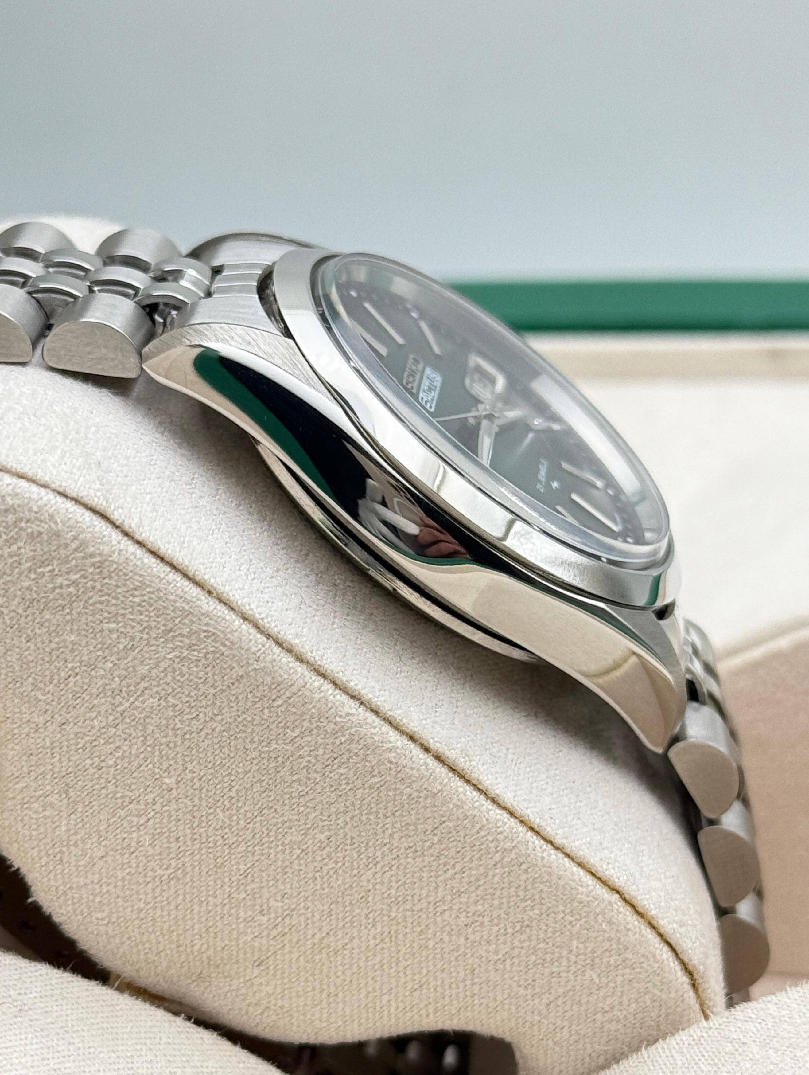 Japanese Brand Classic Men's Wrist Watch Size 36 - 2 Thumbnail