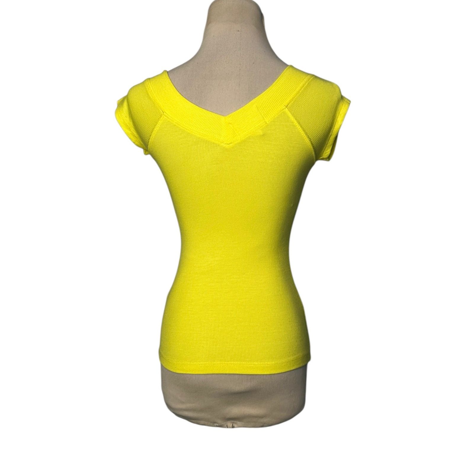 Bdg BDG yellow knit short sleeves v neck fitted top size Small Size S / US 4 / IT 40 - 2 Thumbnail