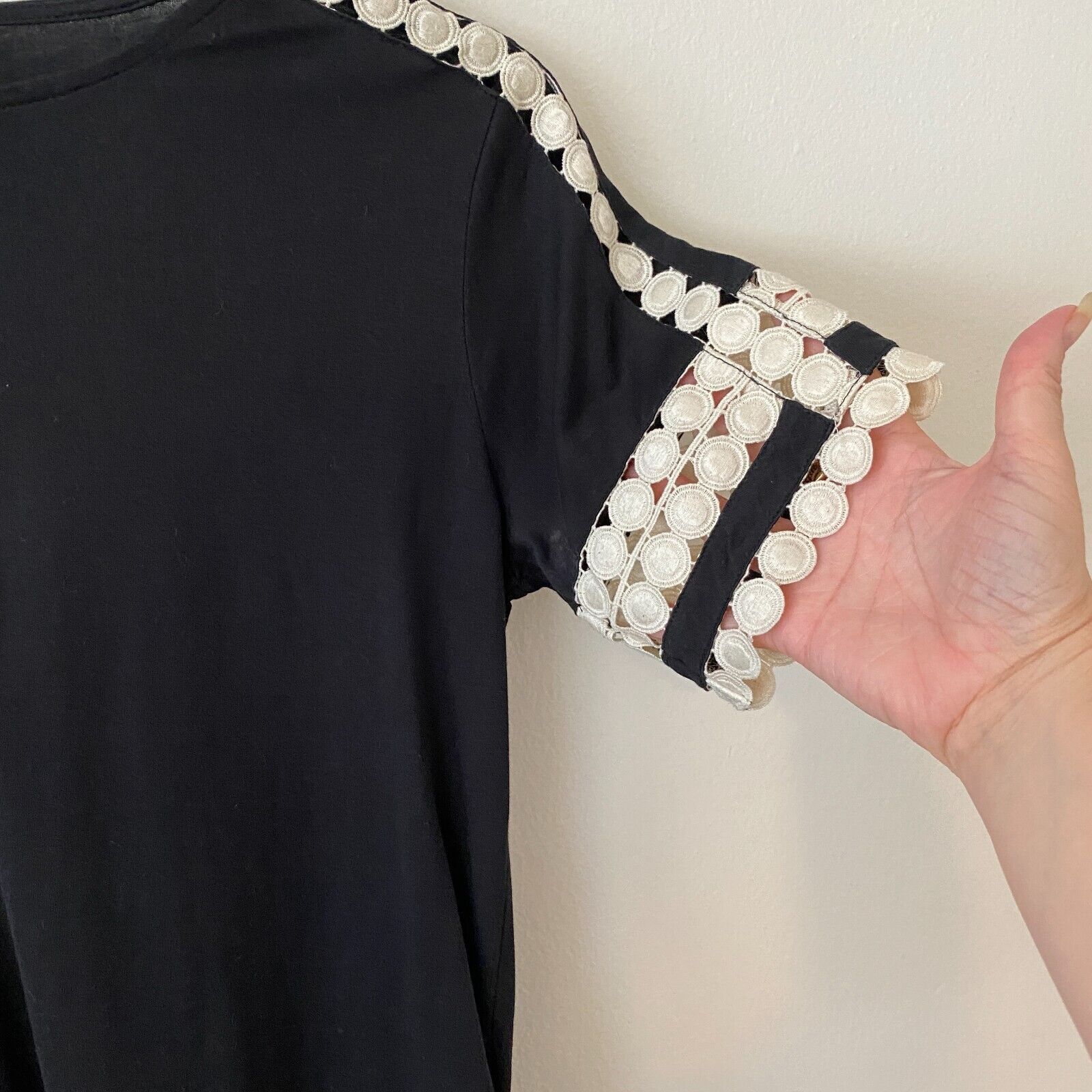 J.Crew J Crew Comfy Black & Cream Embroidery Circle Sleeve Hem Top Size XXS / US 00 / IT 34 - 7 Thumbnail