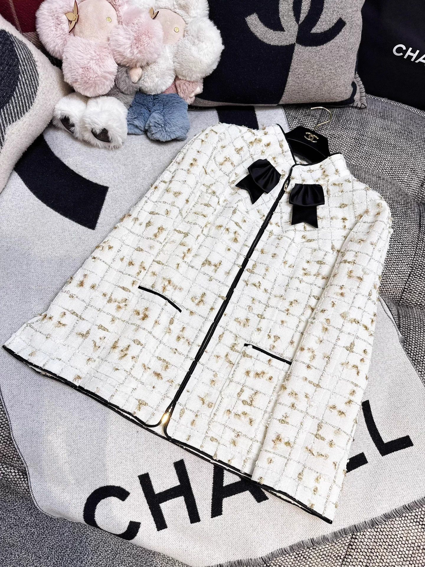 Chanel 19S Black Bow Cream Gold Tweed Jacket 36
