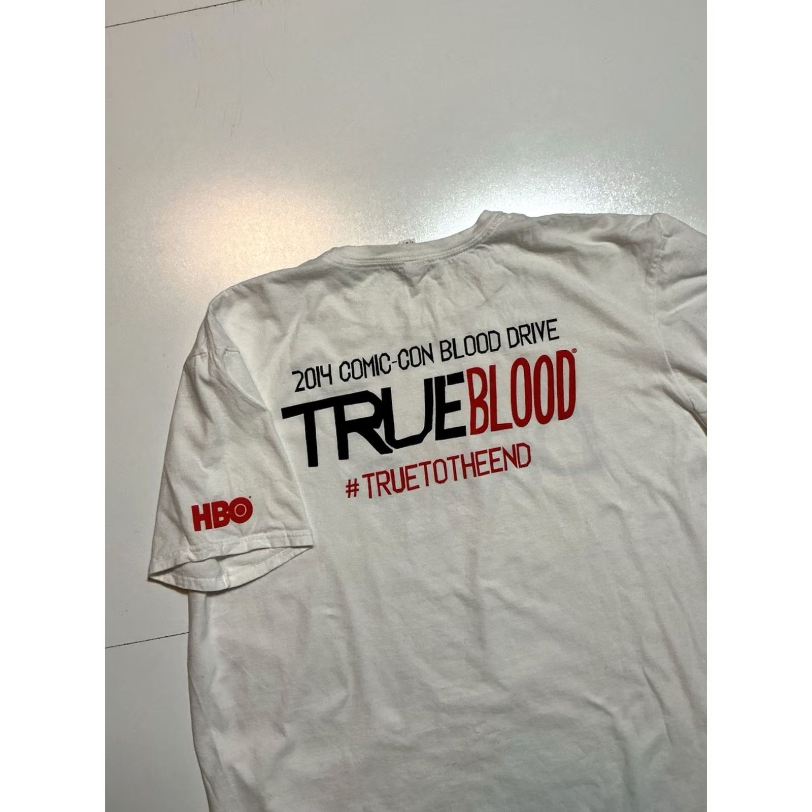 Anvil VINTAGE HBO True Blood 2014 Comic Con True To The Last Drop Graphic S/S T-Shirt XL Men White Graphic Shirt XL Mens White True Blood Comics 2010s Size US XL / EU 56 / 4 - 5 Thumbnail