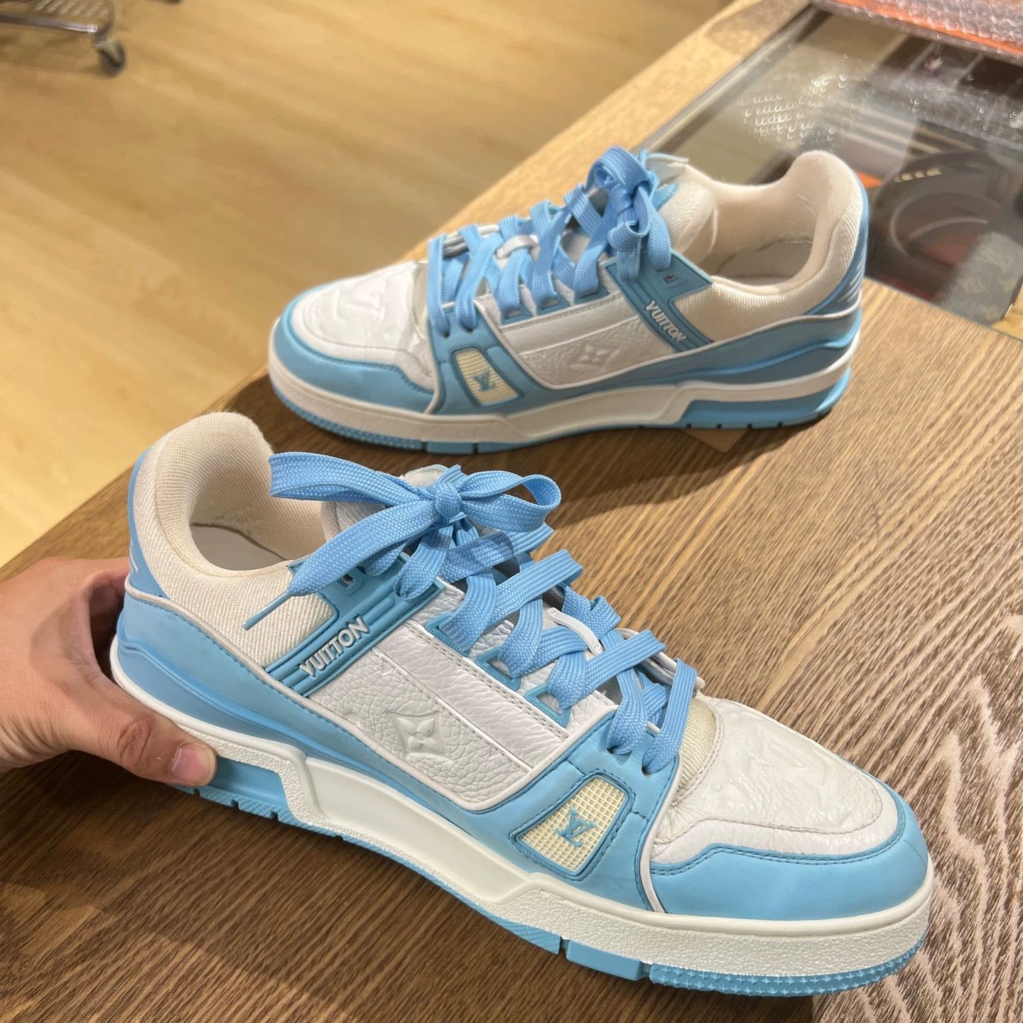 Louis Vuitton LV tob30 Trainer Calfskin Logo Sneaker US7 Size US 7 / EU 40 - 1 Thumbnail