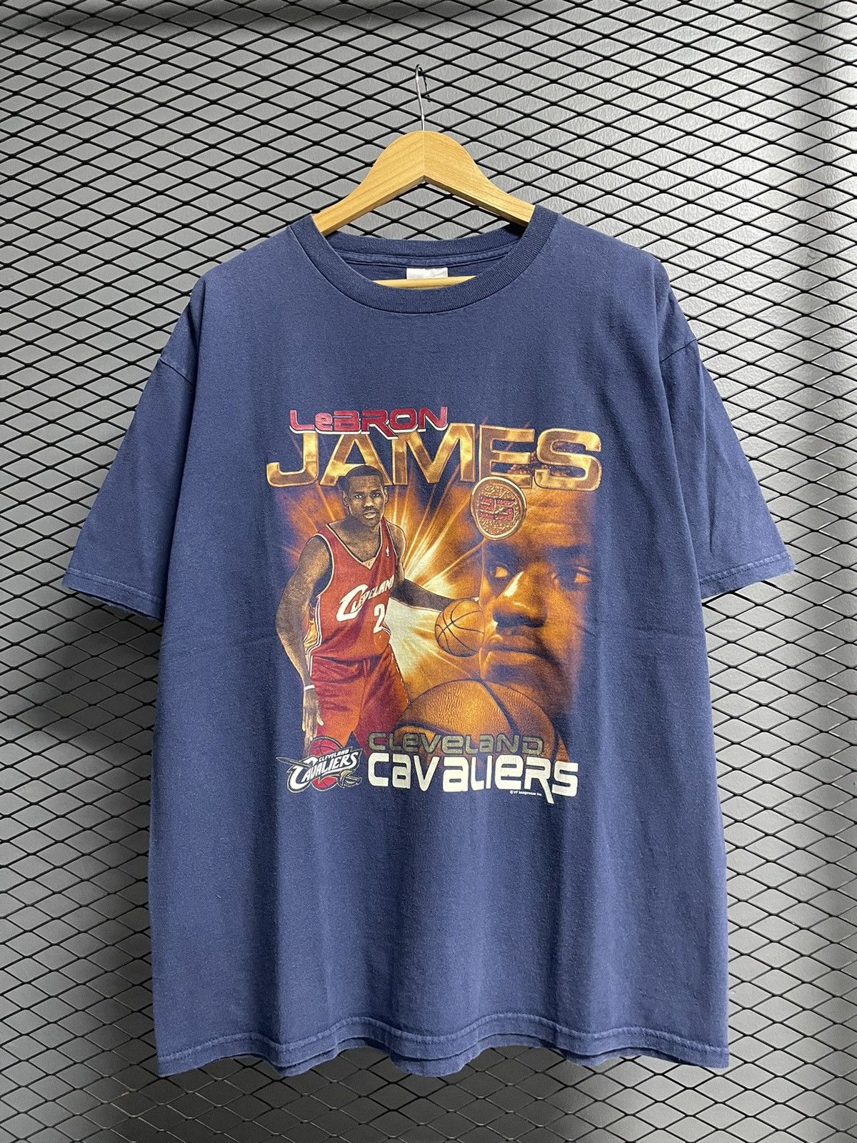 NBA × Vintage Vintage NBA Lebron James Coin T-Shirt. Size US XL / EU 56 / 4 - 1 Thumbnail