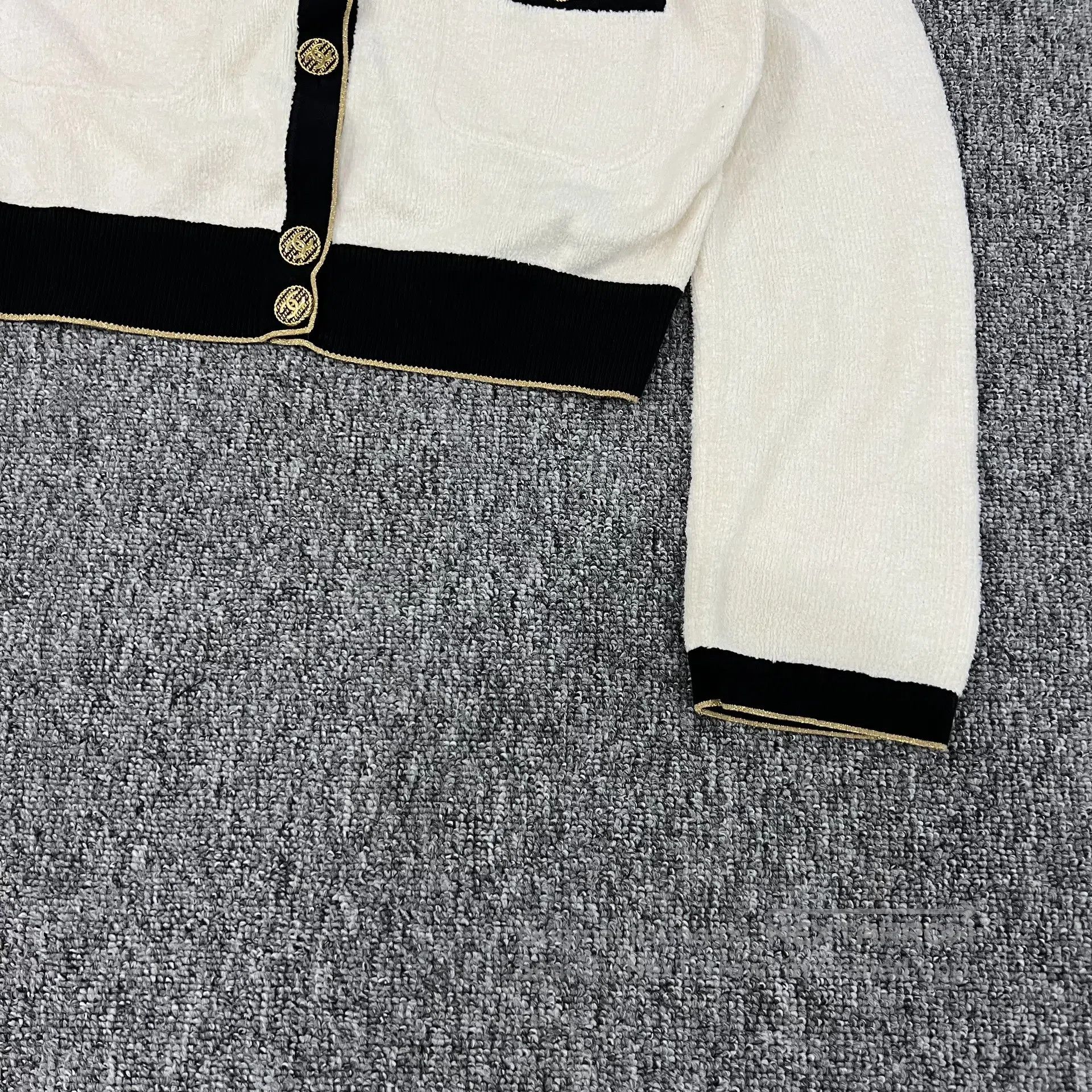 Chanel Chanel Cruise Series: Golden Button Short-Sleeved Towel-Qu Size S / US 4 / IT 40 - 4 Thumbnail