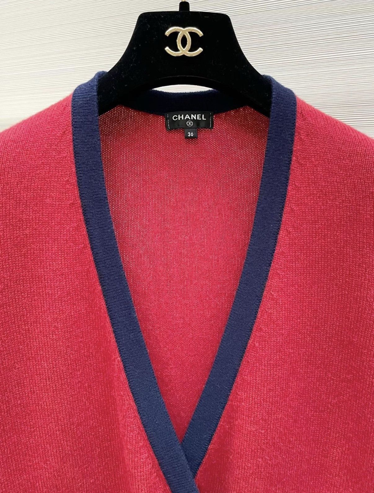 Chanel Chanel F36 Classic Cashmere Cardigan Red with Blue Trim J33 Size XS / US 0-2 / IT 36-38 - 2 Thumbnail