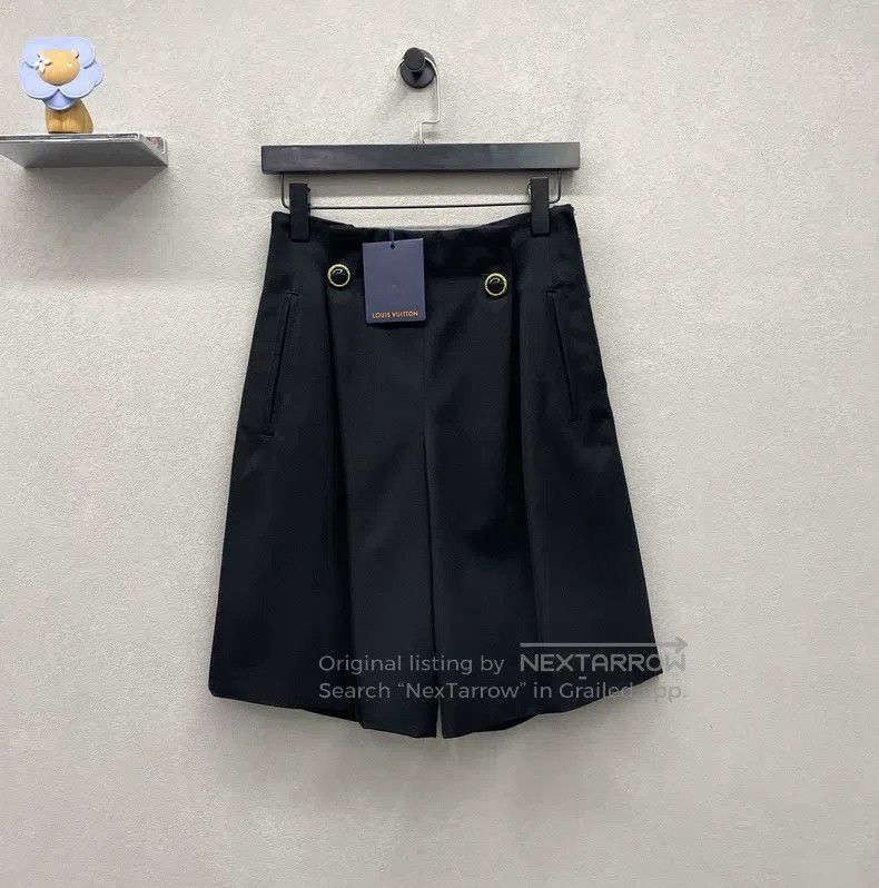 Louis Vuitton Louis Vuitton Black pleated jeweled button-down pleated sh Size 33" - 1 Thumbnail