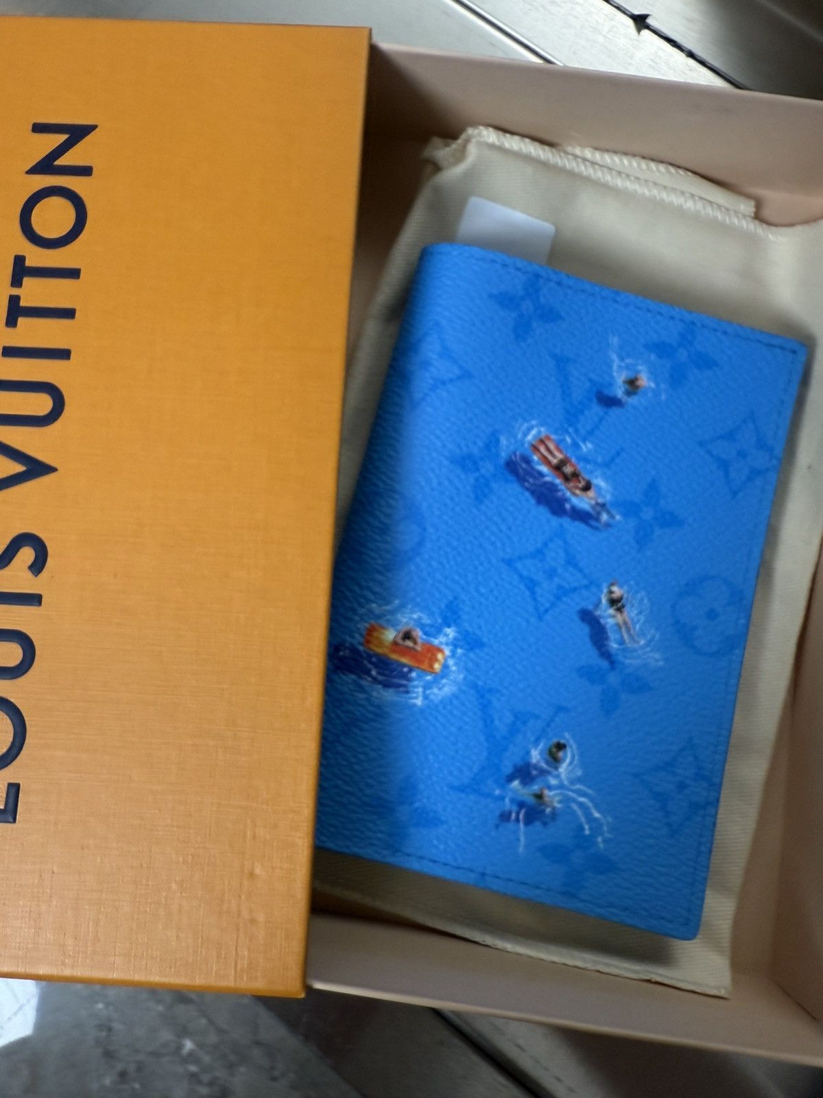 Louis Vuitton Louis Vuitton exclusive Swimming Print passport holder case Size ONE SIZE - 5 Thumbnail
