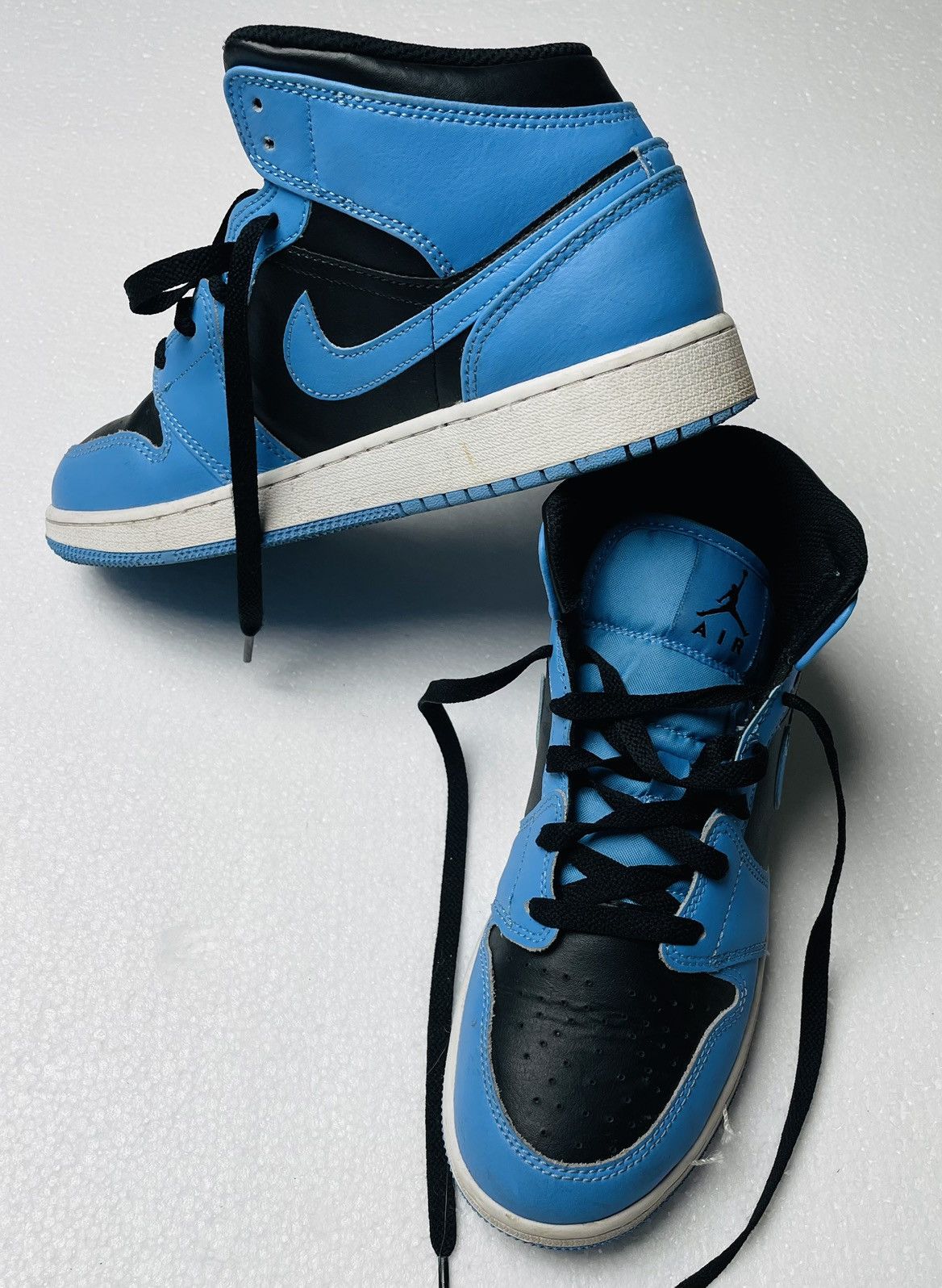 Jordan Brand Nike Air Jordan 1 Mid sneakers 6.5US Size US 6.5 / EU 39-40 - 1 Thumbnail