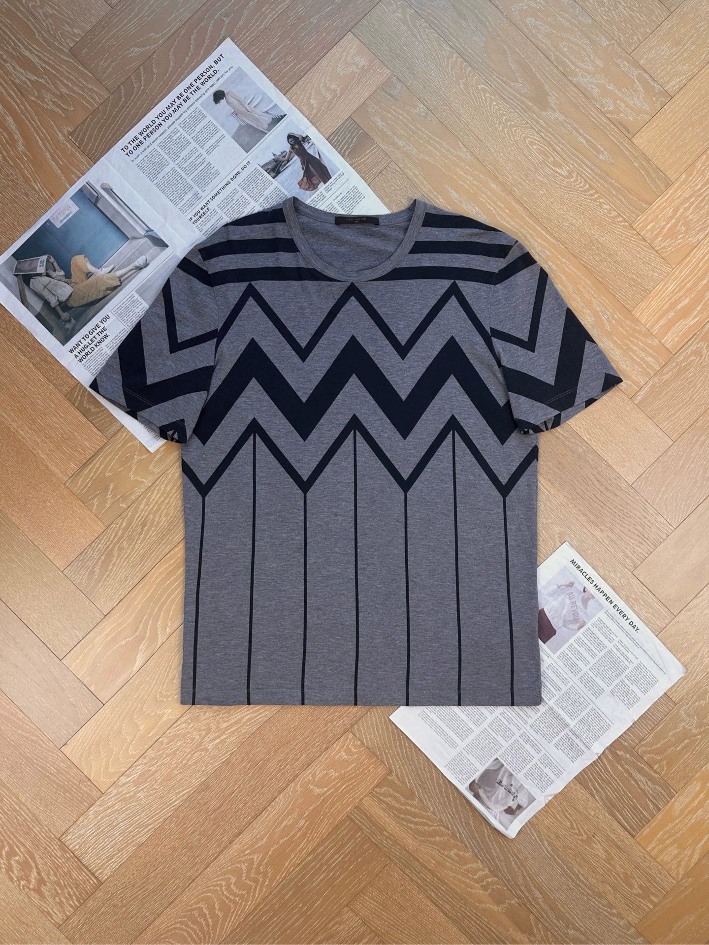 Louis Vuitton Louis Vuitton LV Grey Cotton T-Shirt XL Size US XL / EU 56 / 4 - 1 Thumbnail